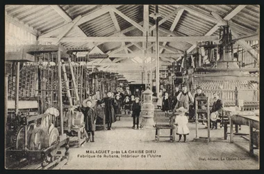 Postkarte, die eine Bänderfabrik in Malaguet, nahe La Chaise Dieu, Haute-Loire, um 1900 darstellt